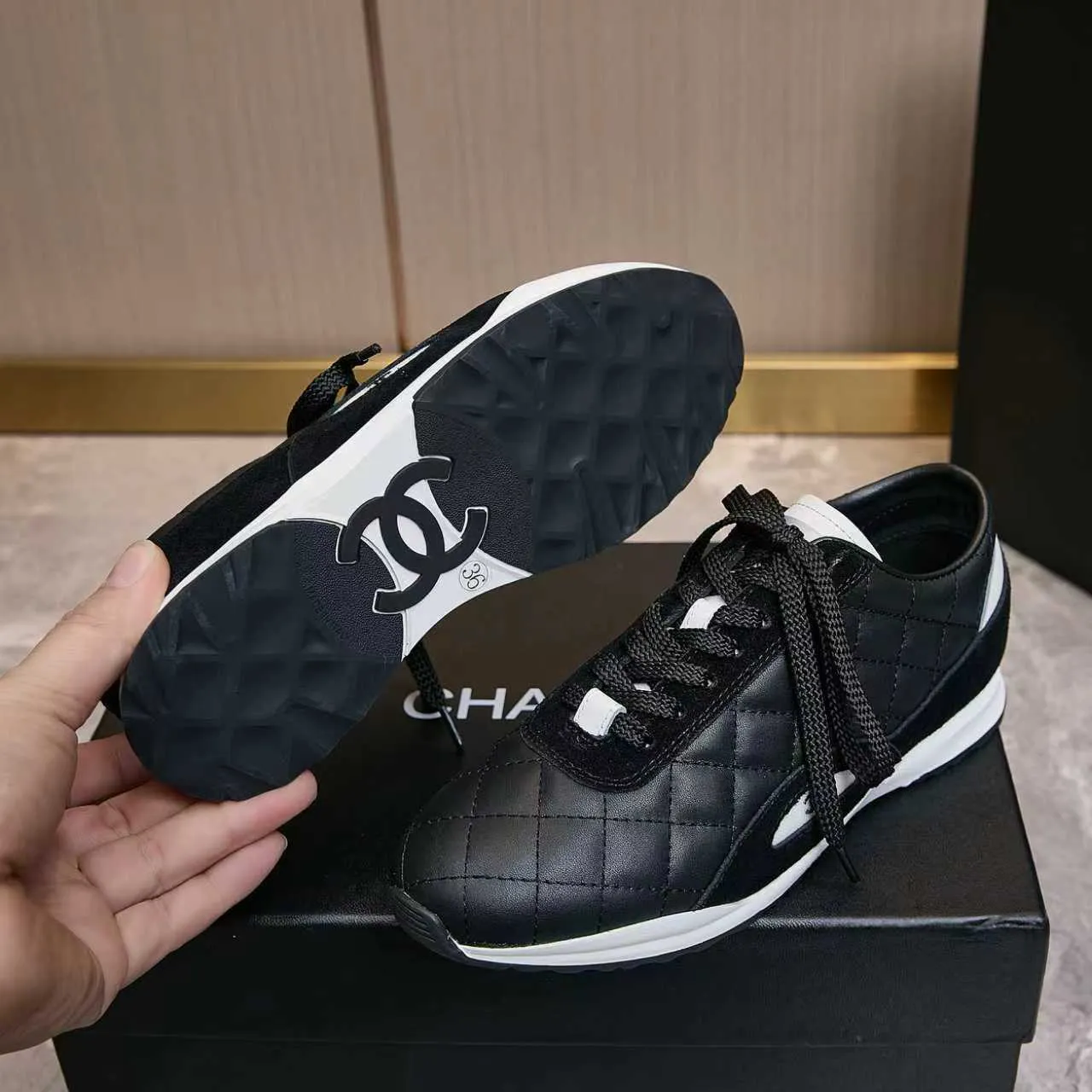 p560 Chanel Chanel - 2025 counter top casual sports shoes This classic design; the upper is electro-embroidered with a variety of techniques; the outsole is fashionable and sporty; the extraordinary inclusion of a variety of color matching elements... The diversified mix and match is very good-looking and versatile, casual, fashionable, sports and outdoor can be taken into account... ꫛꫀꪝ Go➫ Material: ❶Upper made of: original imported high silk cowhide suede ❷Inner use: Original imported breathable mesh ❸ Outsole based on: Original TPU combination outsole Counter boutique packaging complete set Female 35–41 Male 38-46